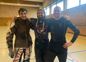 David Gill und Marcel Blanck mit Martin Fabian in der Mitte in der Sporthalle