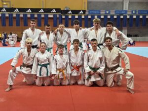 Das Team des JC Herrenberg:Hinten v.l.: Trainer Henrik Riester, Andrii Svyrydenko, Illia Protsenko, Fedir Chekh, Matthias Bergstreiser, Taru Papkci Vorne v.l.: Trainer Jonas Baumgart, Mia Widlwoski, Henry Wais, Benjamin Krischke, Finn Reiss, Jugendleiter Lukas Bohnet